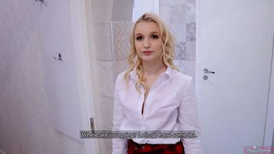 Gadis kolej muda menipu teman lelakinya dengan rakannya | POV dan air mani di dalam farajnya!